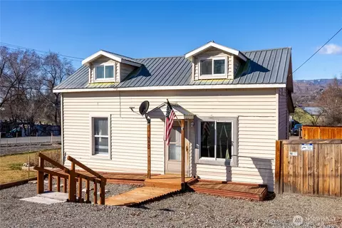 330 Edmonds St, Omak, WA 98841