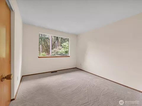 Bedroom - 106 165th Ave SE, Bellevue, WA 98008 photo 4 of 6