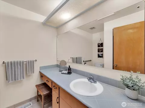 Bath - 106 165th Ave SE, Bellevue, WA 98008 photo 1 of 3