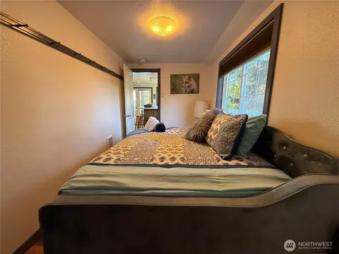 Bedroom - 5244 Deer Harbor Rd, Eastsound, WA 98245 photo 4 of 4