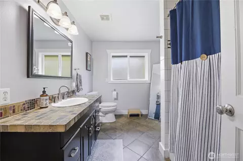 Bath - 620 Myrtine St, Enumclaw, WA 98022 photo 1 of 1