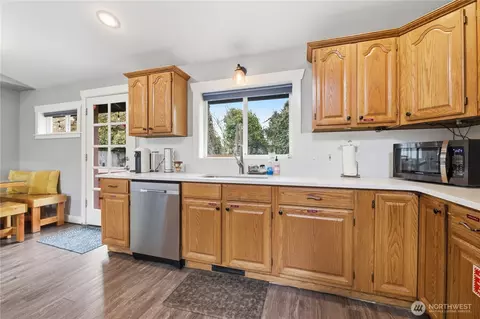 Kitchen - 620 Myrtine St, Enumclaw, WA 98022 photo 2 of 4