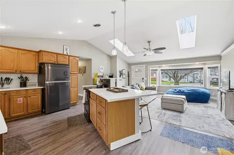 Kitchen - 620 Myrtine St, Enumclaw, WA 98022 photo 3 of 4