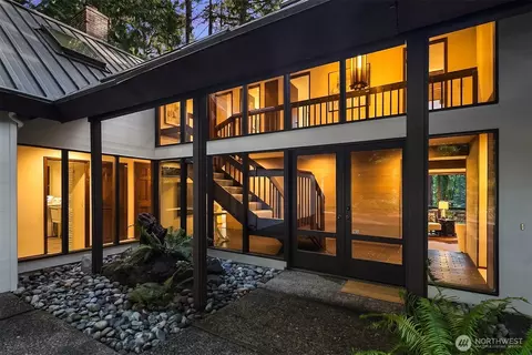 9027 SE 50th St, Mercer Island, WA 98040