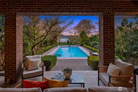 3925 NE Surber Dr, Seattle, WA 98105