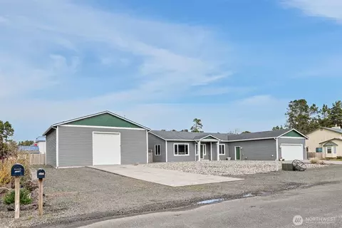1215 195th St, Long Beach, WA 98631