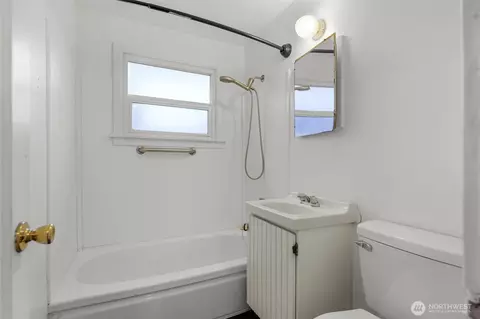 Bath - 833 E Marine View Dr, Everett, WA 98201 photo 1 of 1