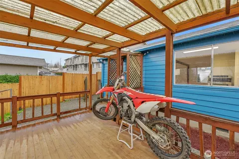 Exterior - 833 E Marine View Dr, Everett, WA 98201 photo 3 of 8
