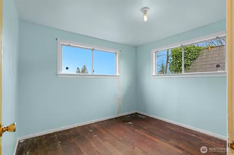 Bedroom - 833 E Marine View Dr, Everett, WA 98201 photo 5 of 5
