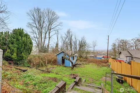 Exterior - 833 E Marine View Dr, Everett, WA 98201 photo 5 of 8