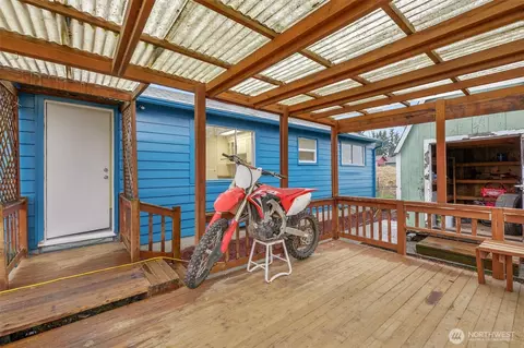 Exterior - 833 E Marine View Dr, Everett, WA 98201 photo 4 of 8