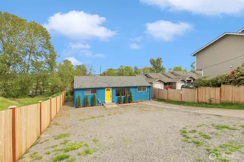 Exterior - 833 E Marine View Dr, Everett, WA 98201 photo 2 of 8