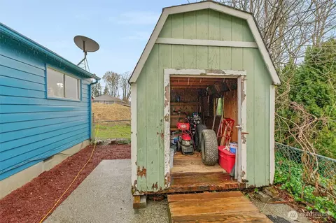 Exterior - 833 E Marine View Dr, Everett, WA 98201 photo 7 of 8