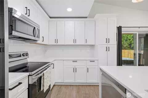 Kitchen - 6359 Dardu Rd, Maple Falls, WA 98266 photo 3 of 6