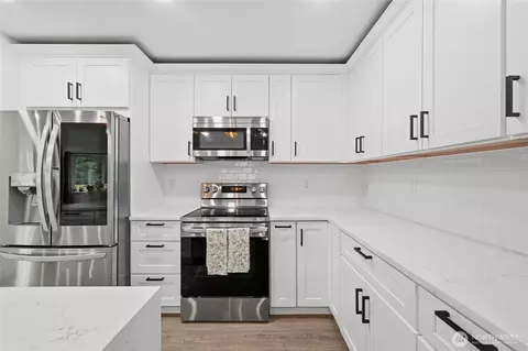 Kitchen - 6359 Dardu Rd, Maple Falls, WA 98266 photo 4 of 6