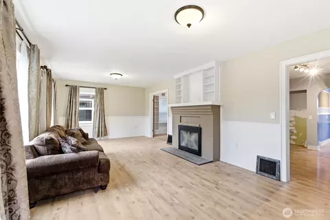 Living - 1027 Wetmore, Everett, WA 98201 photo 2 of 3