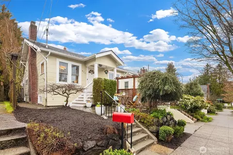 832 NW 67th St, Seattle, WA 98117