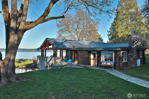 689 Kellogg Ln, Oak Harbor, WA 98277