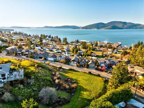 2707 17th St, Anacortes, WA 98221