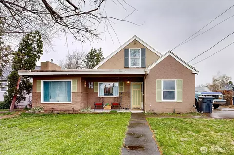 530 SW 4th St, College Place, WA 99324