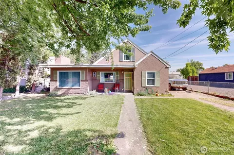 530 SW 4th St, College Place, WA 99324