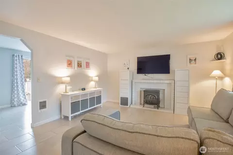 Living - 4348 E St, Tacoma, WA 98404 photo 1 of 4