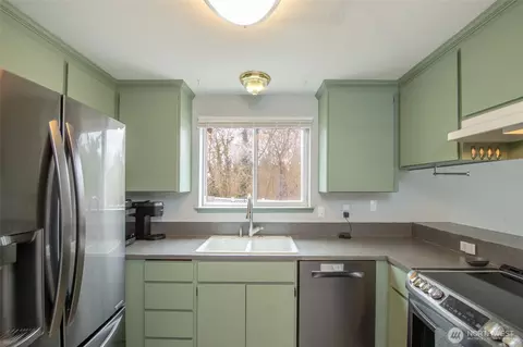 Kitchen - 4348 E St, Tacoma, WA 98404 photo 3 of 4