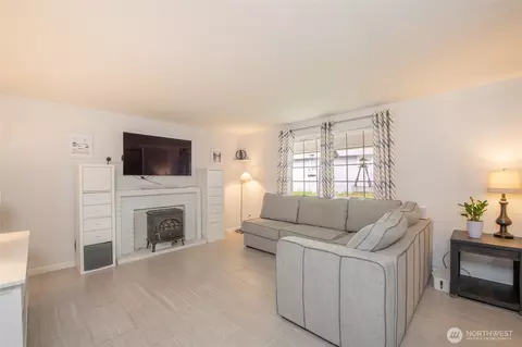 Living - 4348 E St, Tacoma, WA 98404 photo 2 of 4