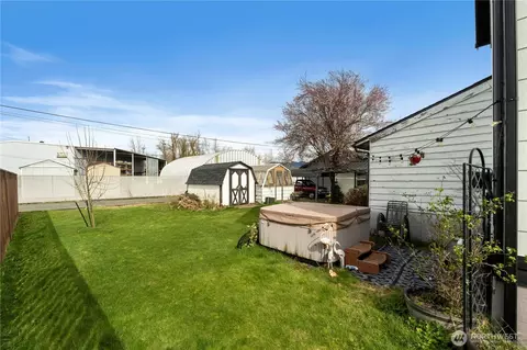 Exterior - 431 Rainier Ave, Enumclaw, WA 98022 photo 6 of 9
