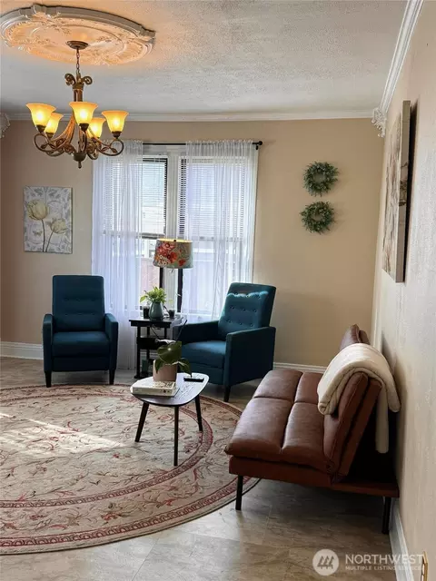 Living - 431 Rainier Ave, Enumclaw, WA 98022 photo 1 of 2