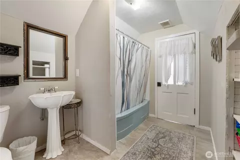 Bath - 431 Rainier Ave, Enumclaw, WA 98022 photo 3 of 3
