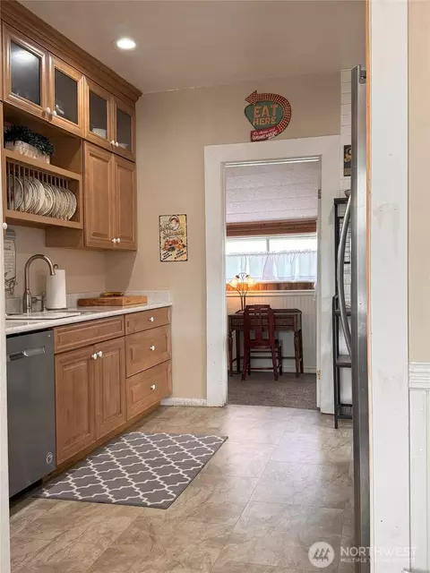 Kitchen - 431 Rainier Ave, Enumclaw, WA 98022 photo 3 of 3