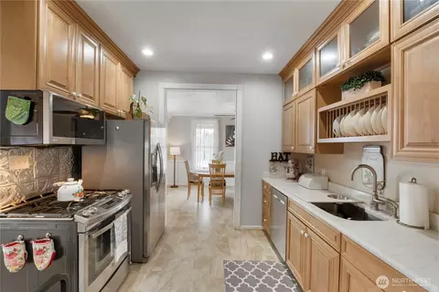 Kitchen - 431 Rainier Ave, Enumclaw, WA 98022 photo 2 of 3