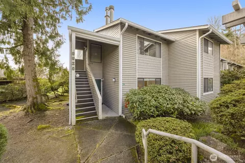 9926 NE 144th Ln #301, Kirkland, WA 98034