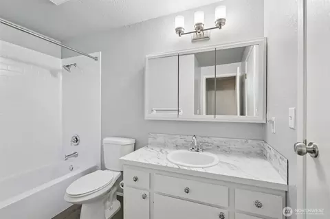 Bath - 115 Mckean Ct #D, Enumclaw, WA 98022 photo 3 of 3