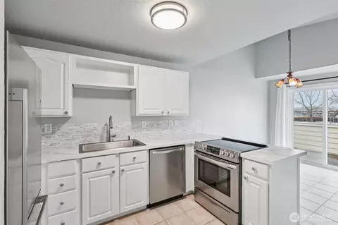 Kitchen - 115 Mckean Ct #D, Enumclaw, WA 98022 photo 3 of 4