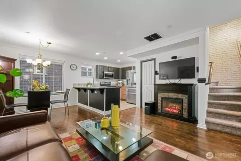 877 5th Pl NE, Issaquah, WA 98029