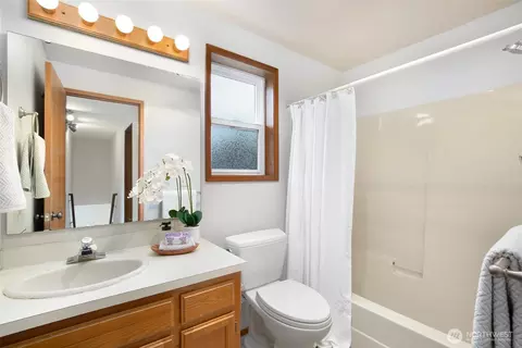 Bath - 8823 10th Dr SE, Everett, WA 98208 photo 2 of 2
