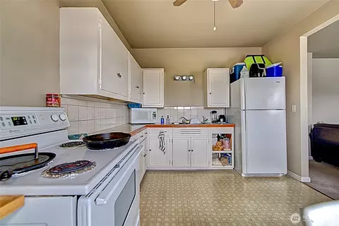 Kitchen - 1018 Wall St SE, Everett, WA 98201 photo 2 of 3