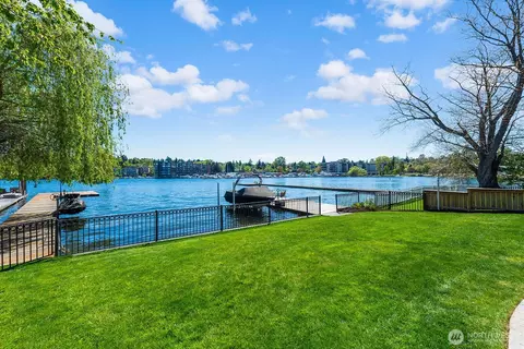 8696 Island Dr S, Seattle, WA 98118