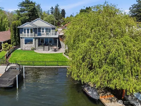 8696 Island Dr S, Seattle, WA 98118