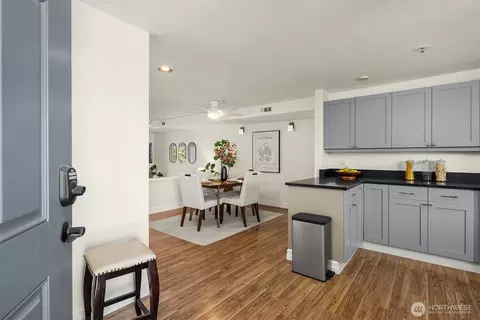 9039 NE Juanita Dr #305, Kirkland, WA 98034