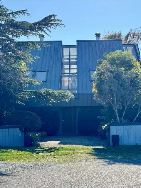 731 Kendor Dr, Point Roberts, WA 98281