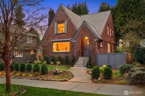 1216 NE 77th St, Seattle, WA 98115