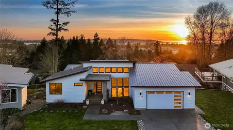 9687 Crest Dr, Blaine, WA 98230