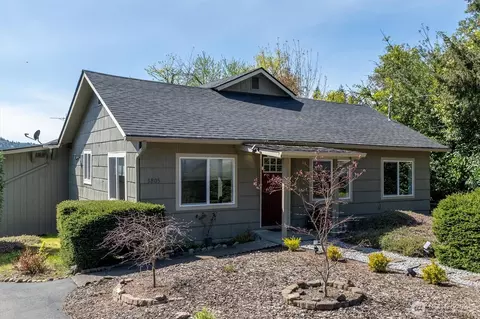 3805 Pacific Way, Longview, WA 98632