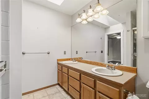 Bath - 2401 185th Pl SE, Bothell, WA 98012 photo 3 of 3