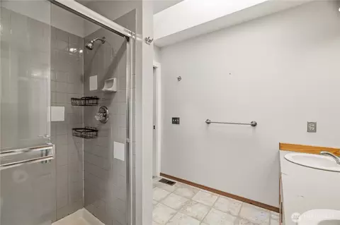 Bath - 2401 185th Pl SE, Bothell, WA 98012 photo 2 of 3