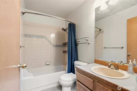 Bath - 2401 185th Pl SE, Bothell, WA 98012 photo 1 of 3
