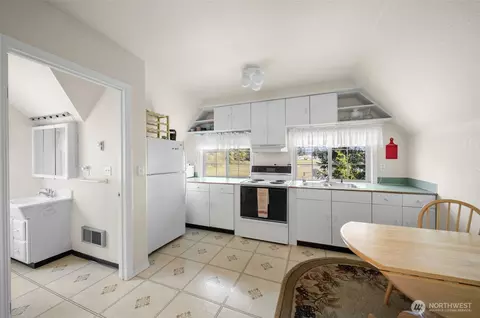 Kitchen - 8320 E Grapeview Loop Rd, Allyn, WA 98524 photo 4 of 4
